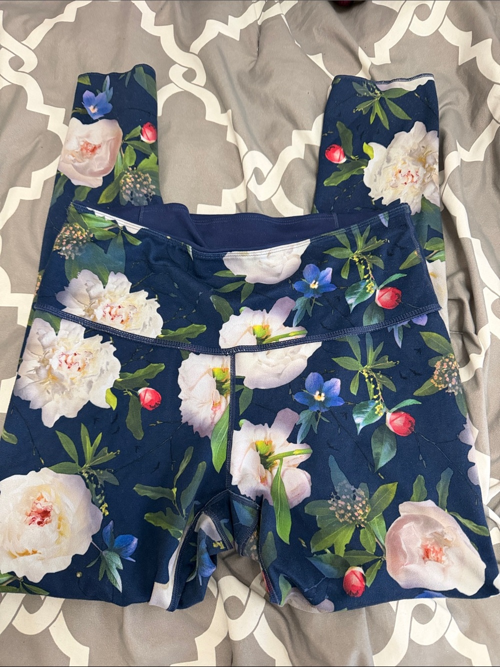 Women’s Oiselle Reversible Navy Floral Leggings with White Peony Print Size 6